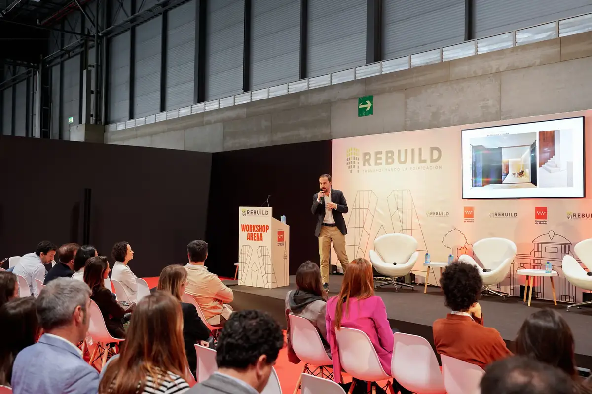 Un ponente habla desde el atril durante la sesión sobre espacios de trabajo