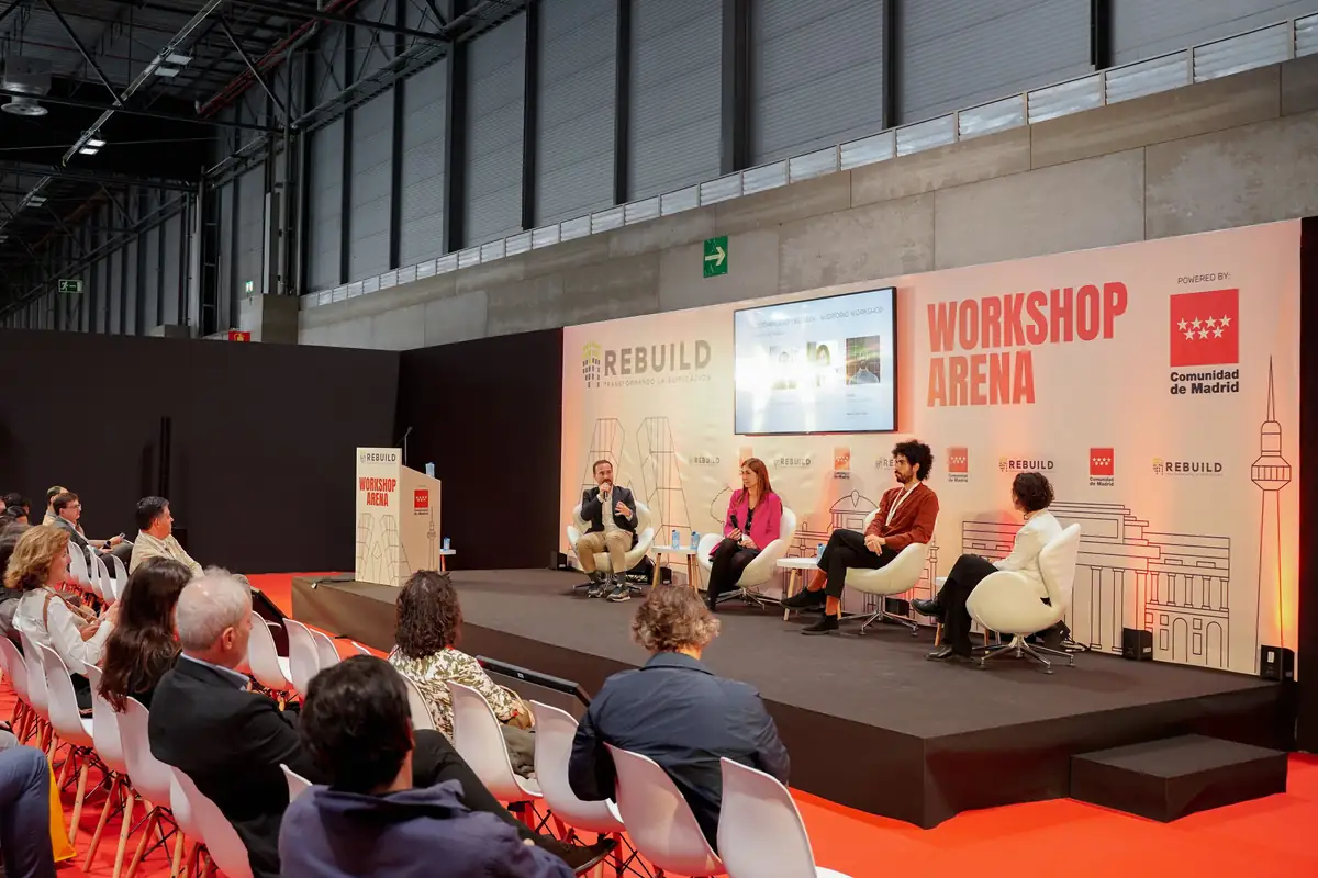 Coloquio con los ponentes sentados en el escenario del Workshop Arena