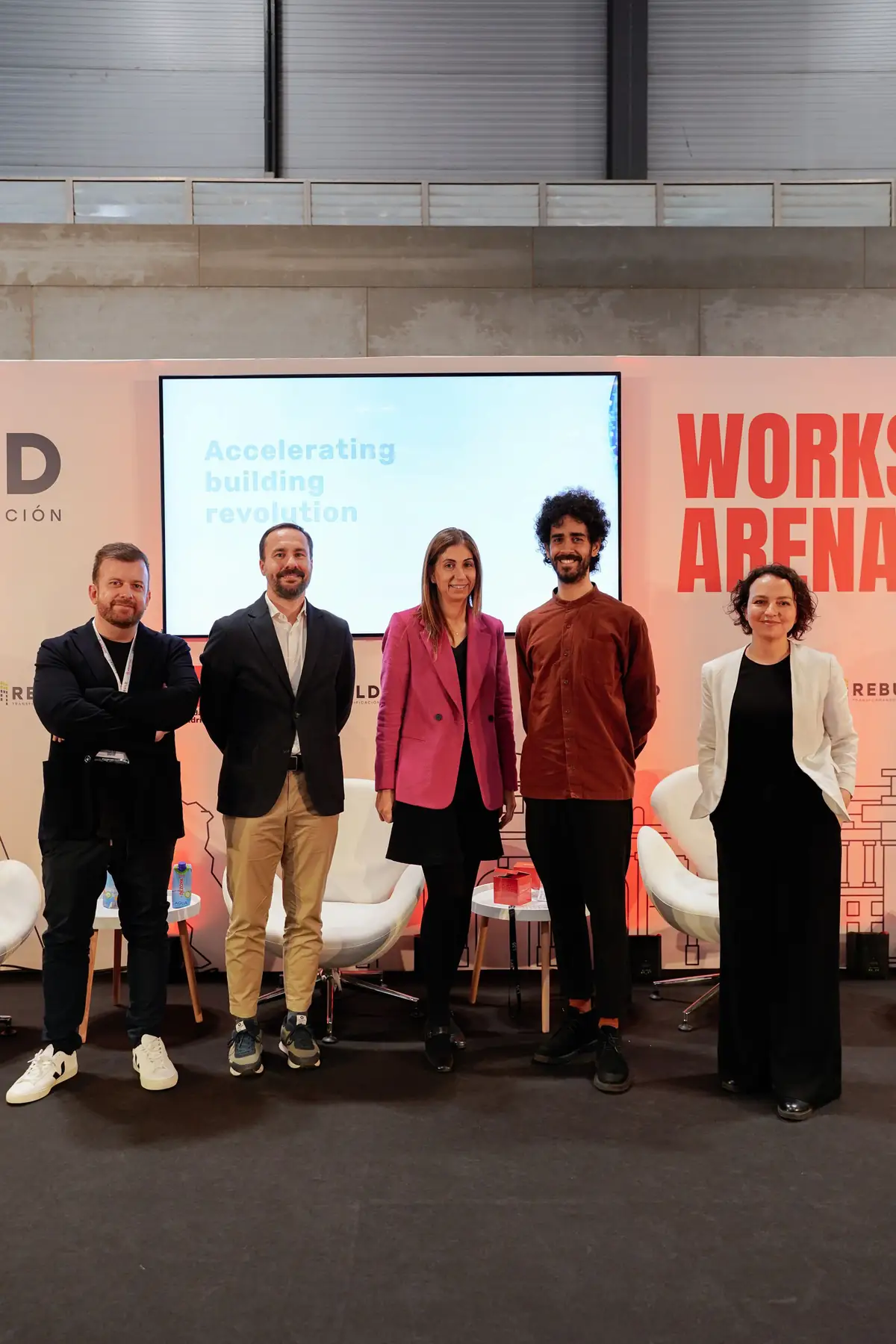 Los ponentes de la sesión sobre espacios de trabajo posan en el escenario