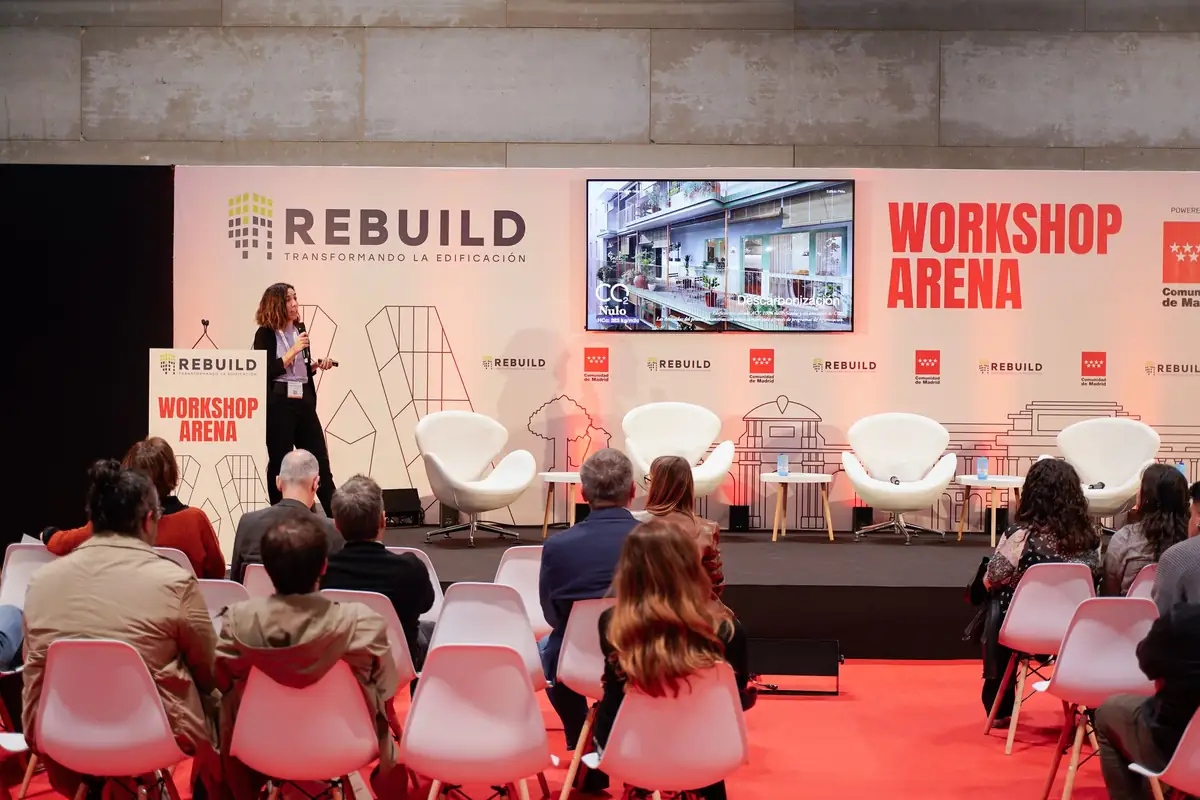 Una ponente presenta un proyecto ante la pantalla del Workshop Arena