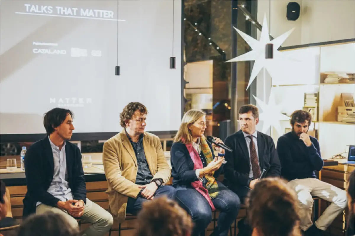 Cinco ponentes sentados ante el público, bajo una pantalla con el título Talks that Matter