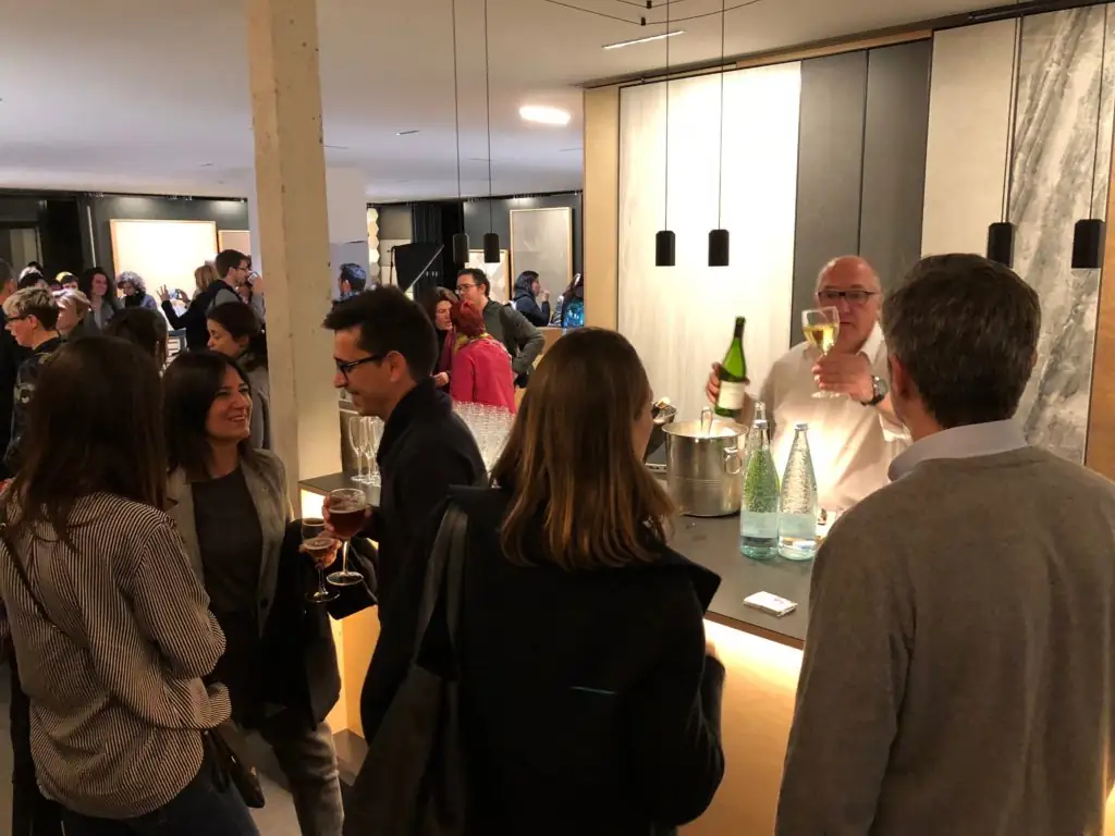 Asistentes junto a la barra del aperitivo en el showroom de Matter