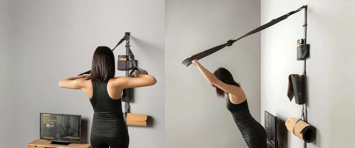 Dos imágenes de una mujer entrenando con las bandas de suspensión TAPE FIT fijadas a la pared de un salón