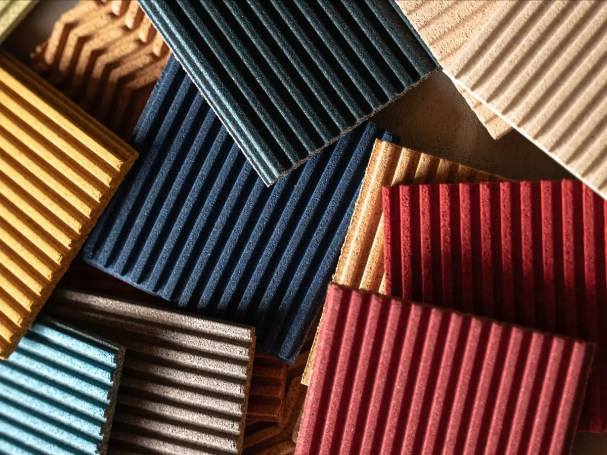 Paneles acanalados de corcho en amarillo, azul, rojo y tonos naturales superpuestos