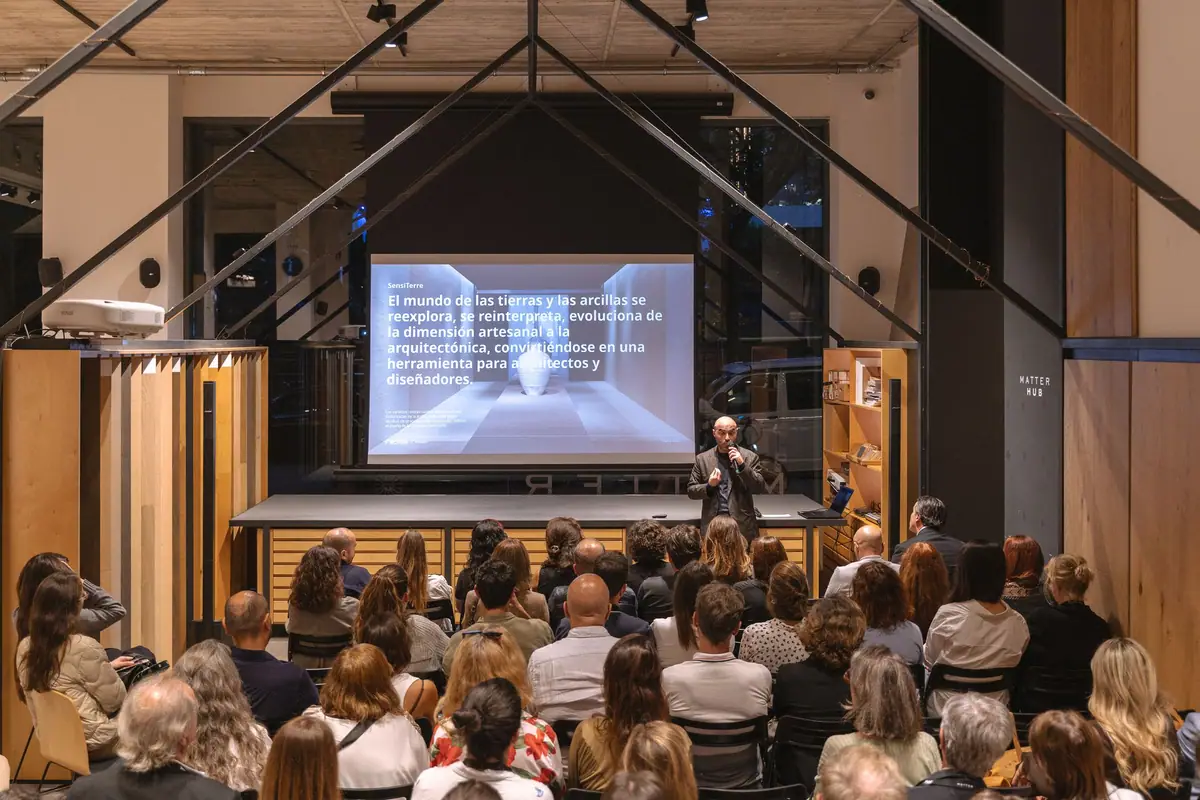 Público sentado en Matter Barcelona ante la presentación proyectada de la charla