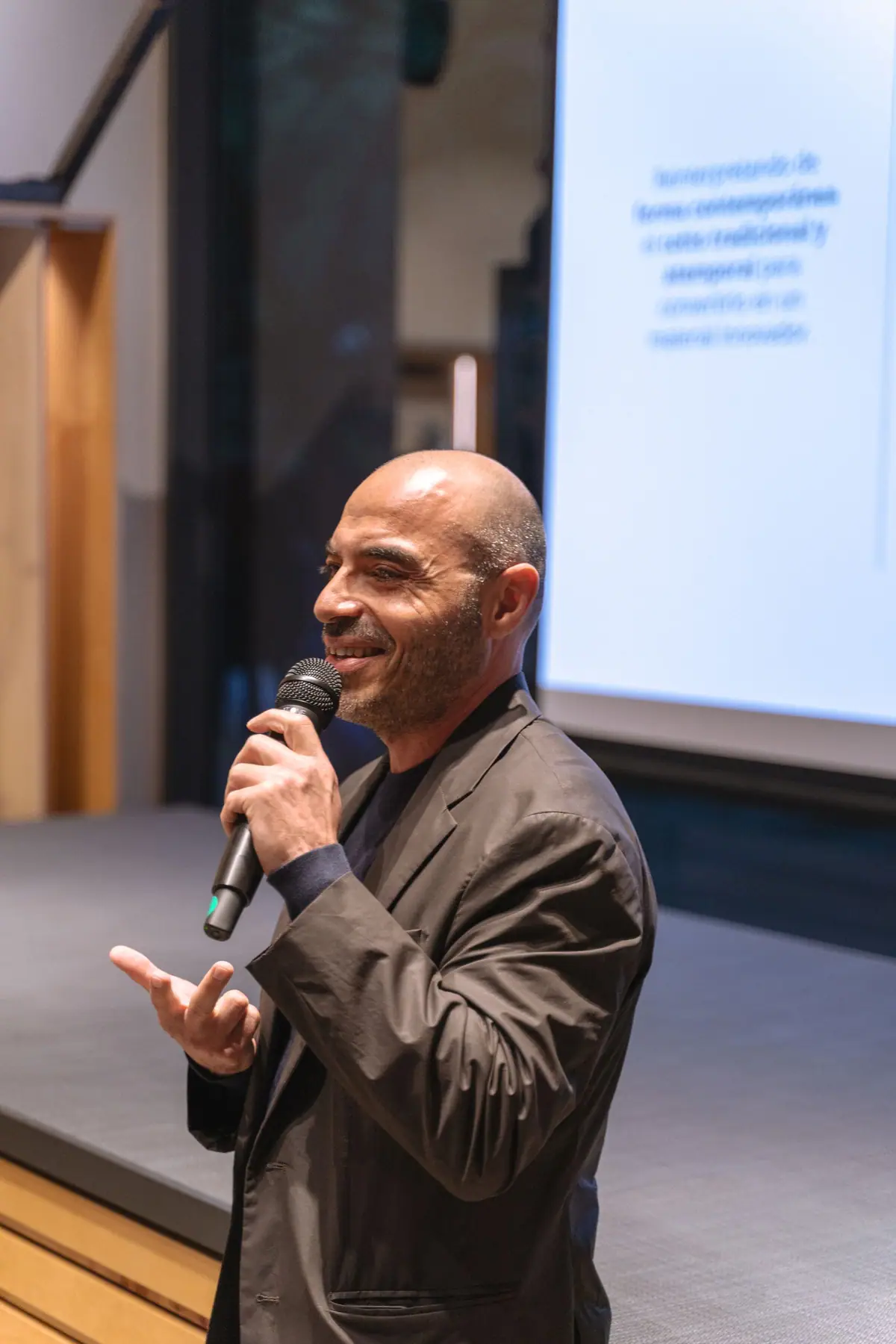 Benedetto Fasciana hablando con micrófono durante la charla