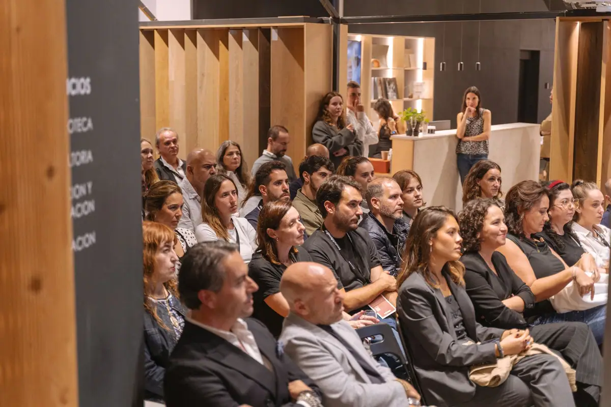 Asistentes siguiendo la charla en el showroom de Matter