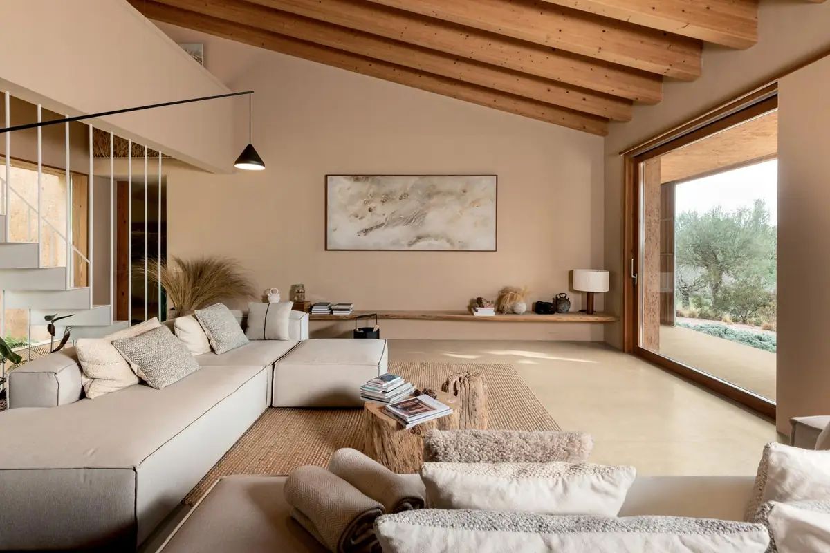 Salón luminoso con pavimento de porcelánico SensiTerre en un tono claro de arena