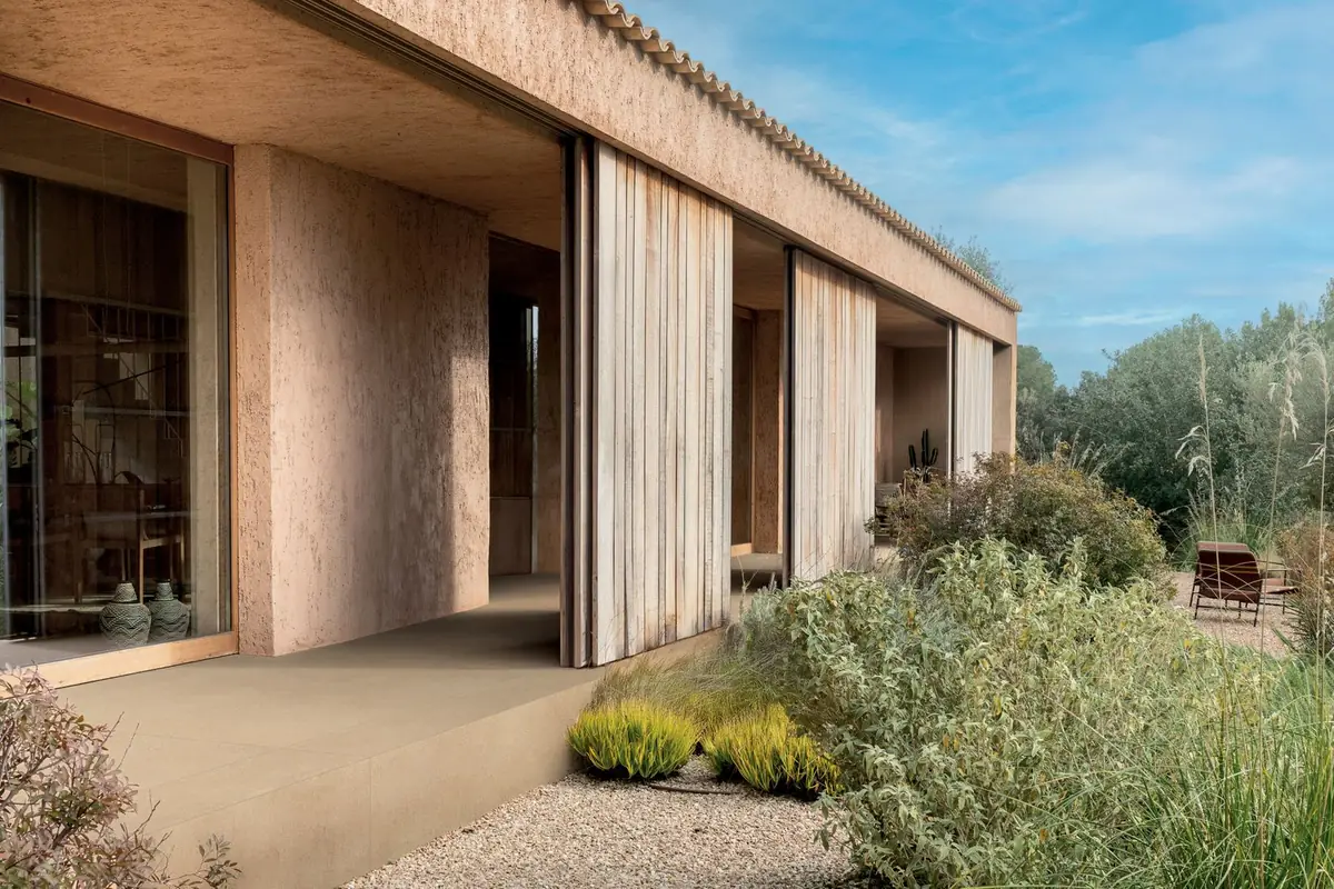 Porche de una vivienda mediterránea con pavimento de porcelánico SensiTerre en tono arena