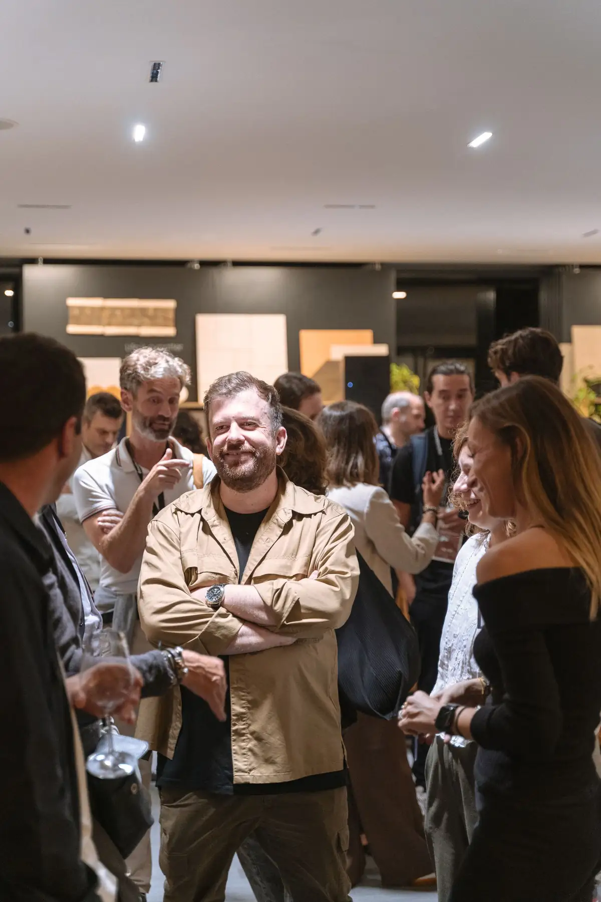 Invitados conversando en el showroom