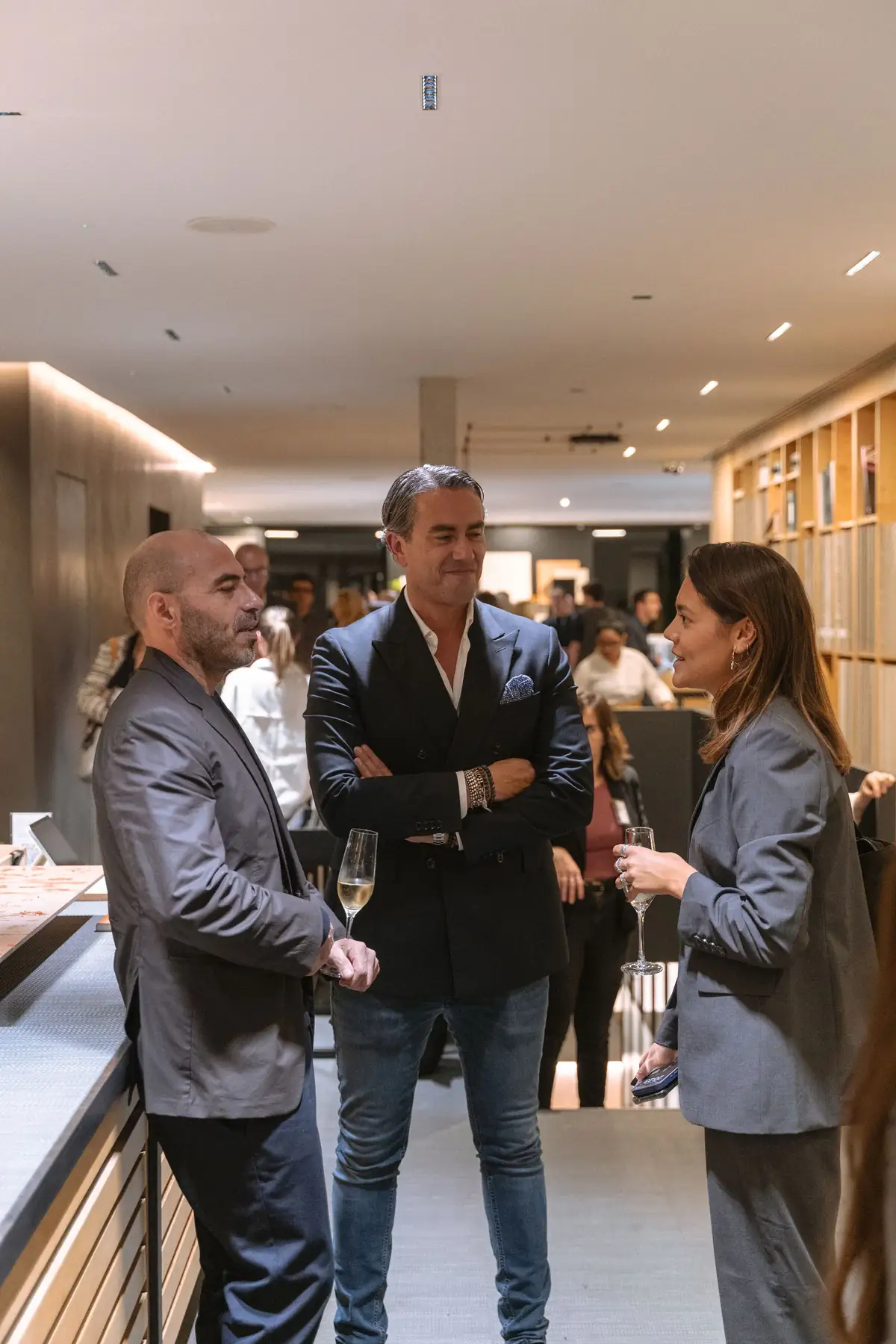 Benedetto Fasciana conversando con dos invitados