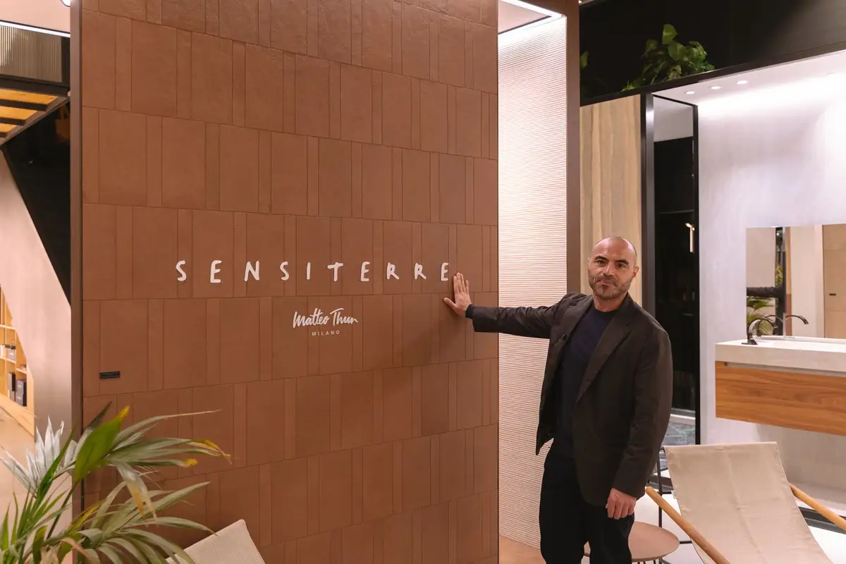 Benedetto Fasciana junto a la pared de SensiTerre del espacio de Florim en Matter Barcelona