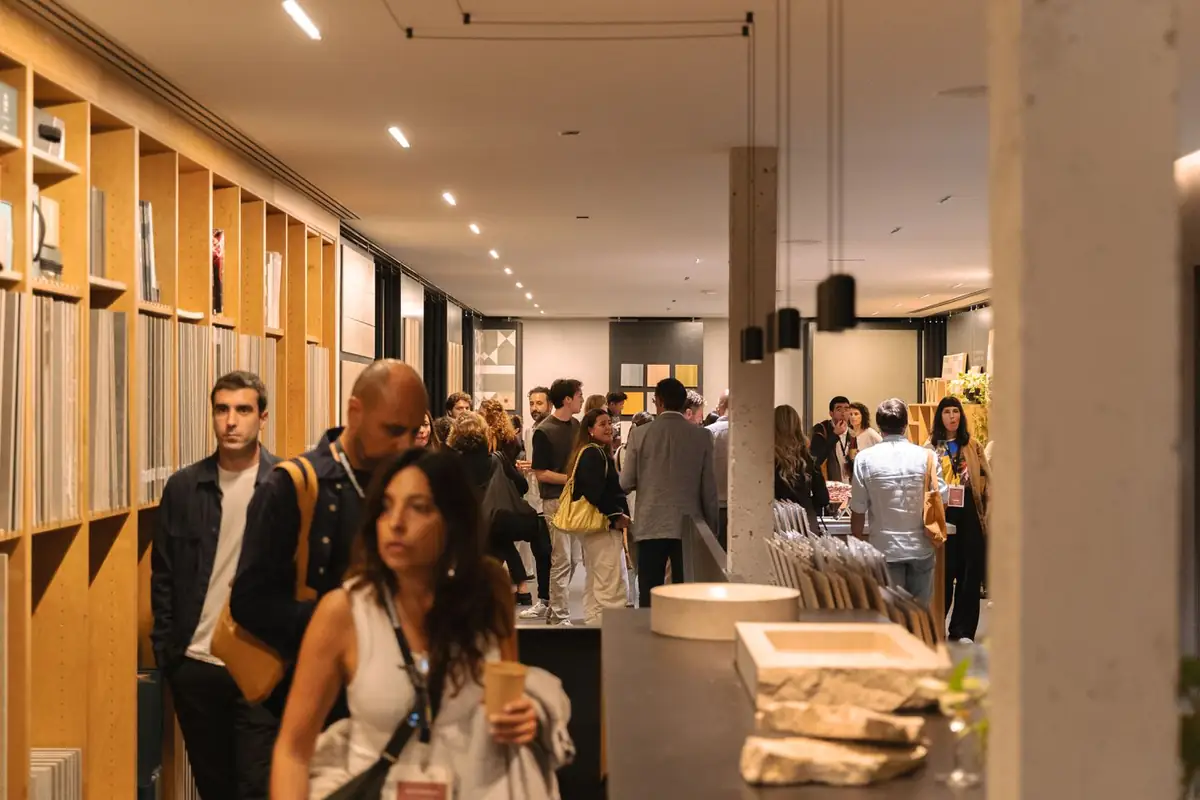 Invitados entre las estanterías de muestras de la materioteca de Matter