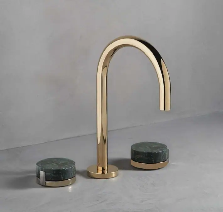 Grifo de lavabo de tres piezas con caño alto dorado y dos mandos redondos de piedra verde