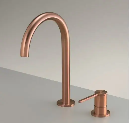Grifo de lavabo de caño alto curvo y mezclador independiente en acabado cobre cepillado