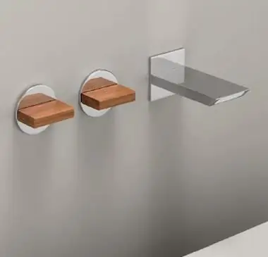 Grifería mural con caño rectangular de acero inoxidable y dos mandos con manetas de madera