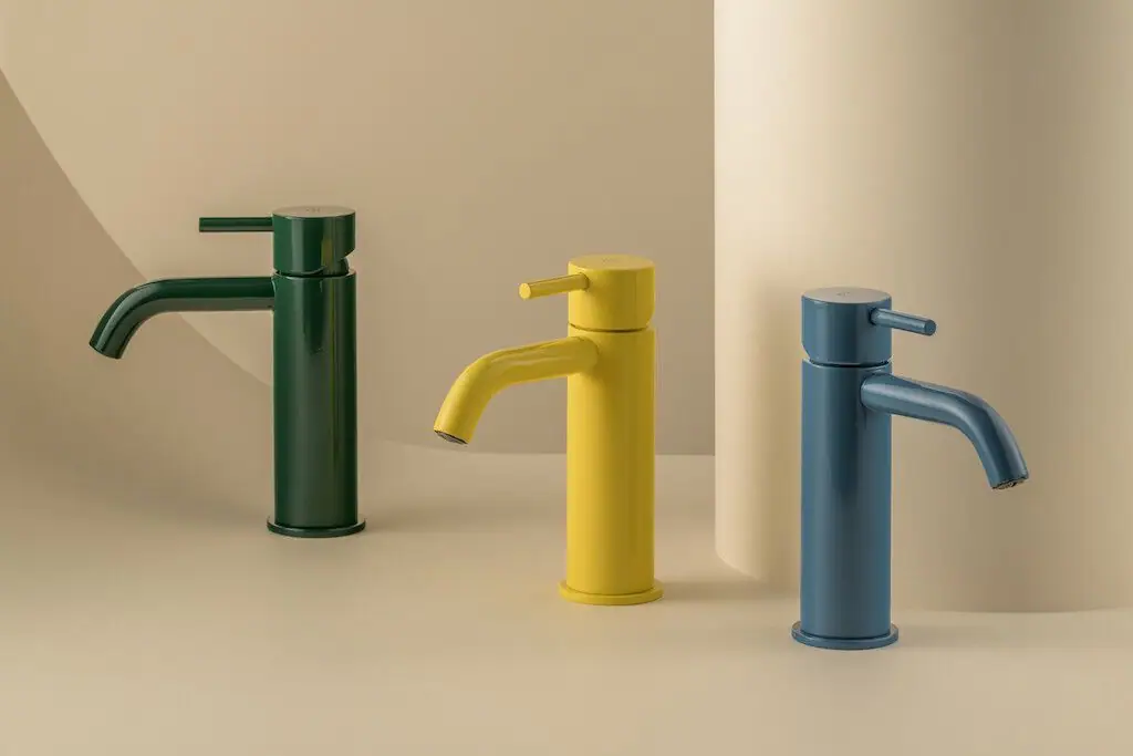Tres mezcladores de lavabo monomando en verde, amarillo y azul sobre fondo beige