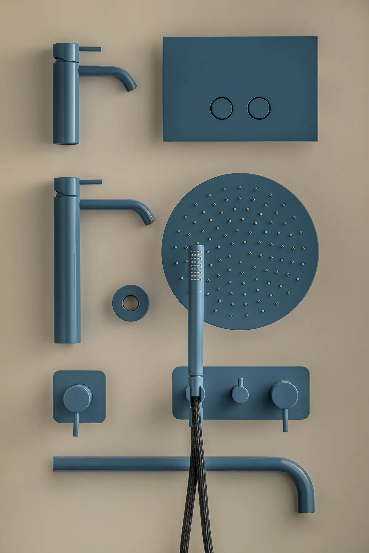 Composición de mezcladores, pulsador de descarga, rociador y grifería de ducha en azul sobre fondo beige