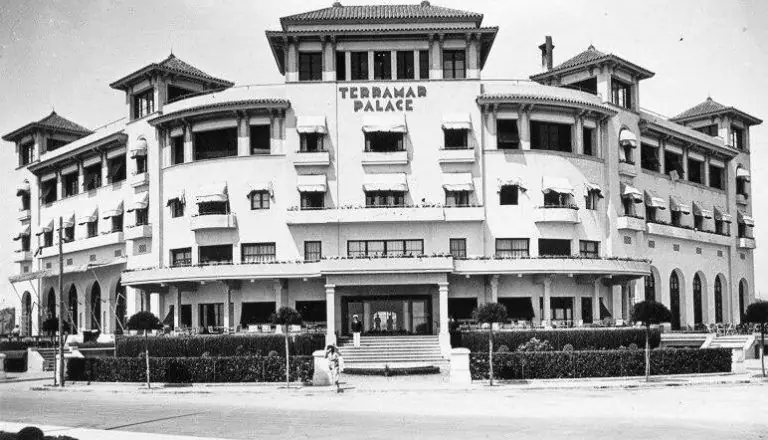 Fotografía histórica en blanco y negro de la fachada del Terramar Palace con el nombre del hotel