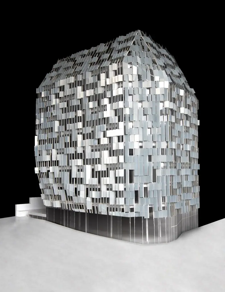 Maqueta del edificio con la fachada formada por cientos de piezas reflectantes sobre fondo negro