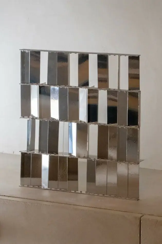 Prototipo de un fragmento de fachada con lamas de vidrio espejado en distintos ángulos