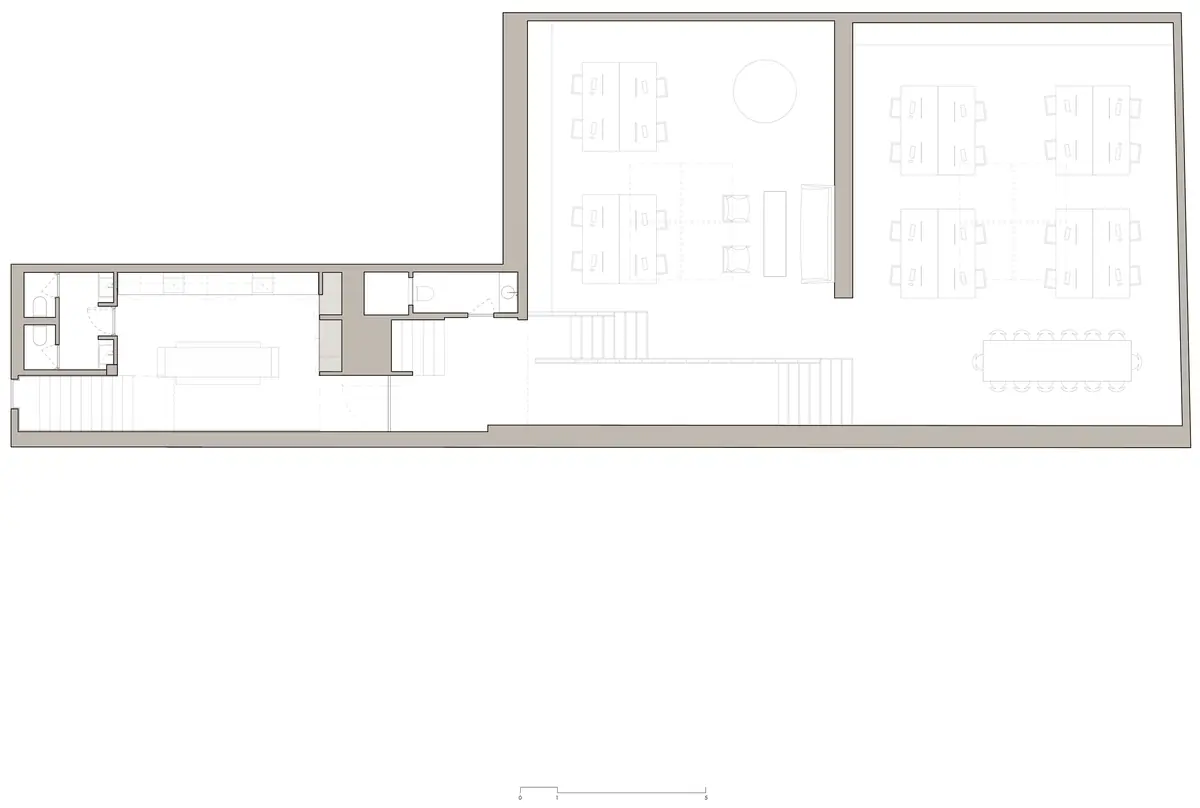 Planta del estudio con los dos grandes volúmenes, las mesas de trabajo y la mesa de reuniones