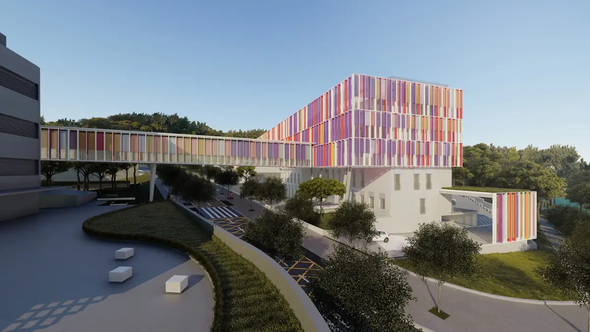 Render exterior del centro con fachada de lamas de colores y pasarela elevada hacia el hospital