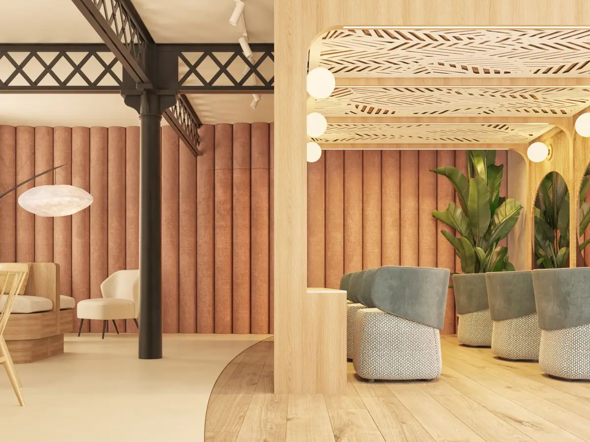 Espacio con columna y cerchas de hierro, paredes tapizadas en tono rosado y pérgola de madera con techo calado