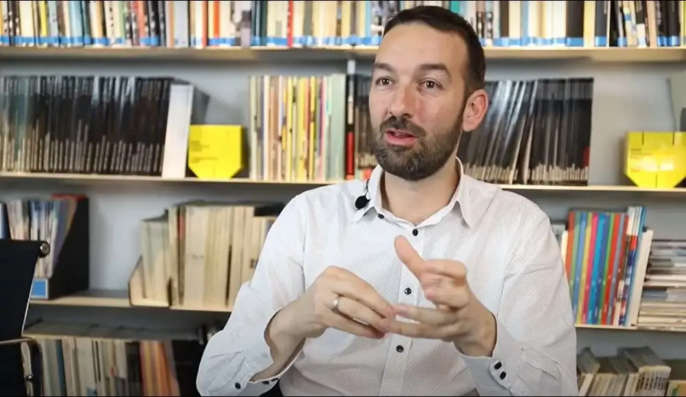 Albert Gil explica su forma de trabajar durante la entrevista