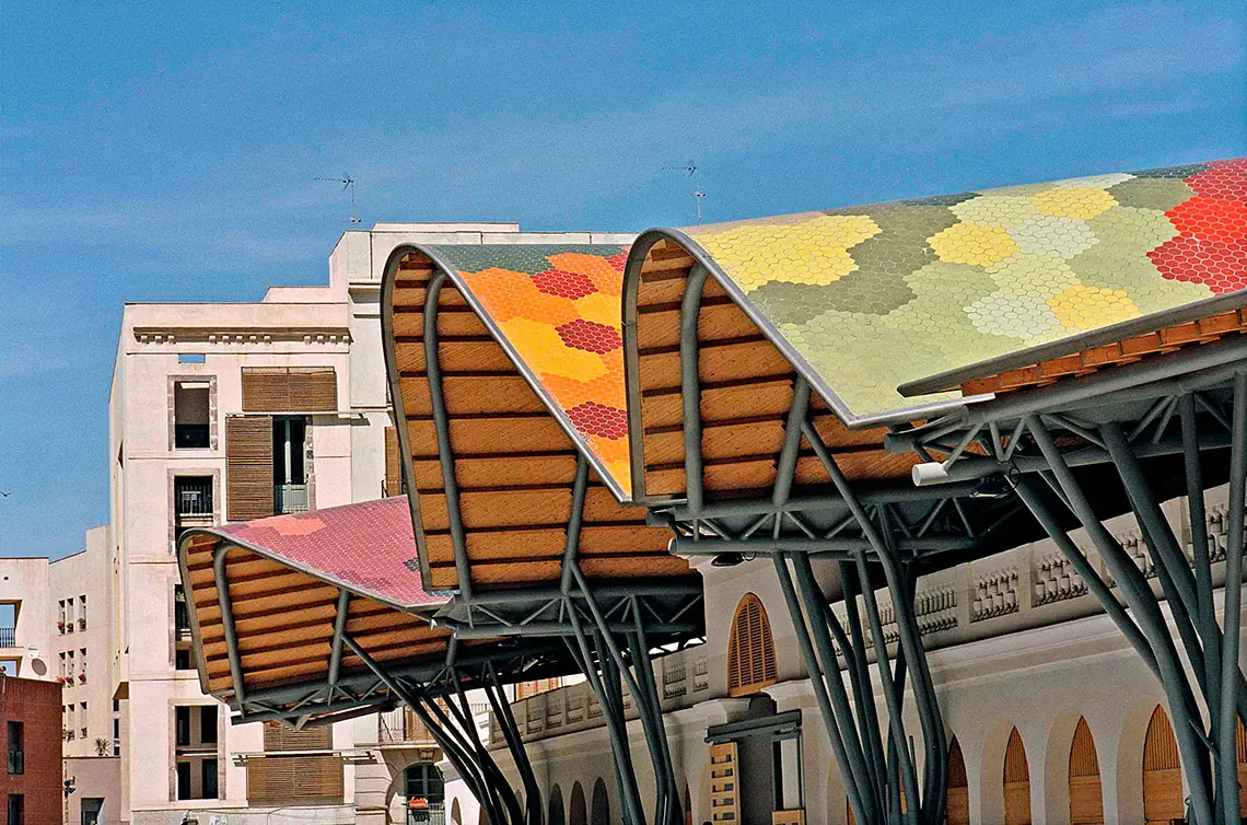 Cubierta ondulada de piezas de colores del Mercado de Santa Caterina sobre la fachada antigua del mercado