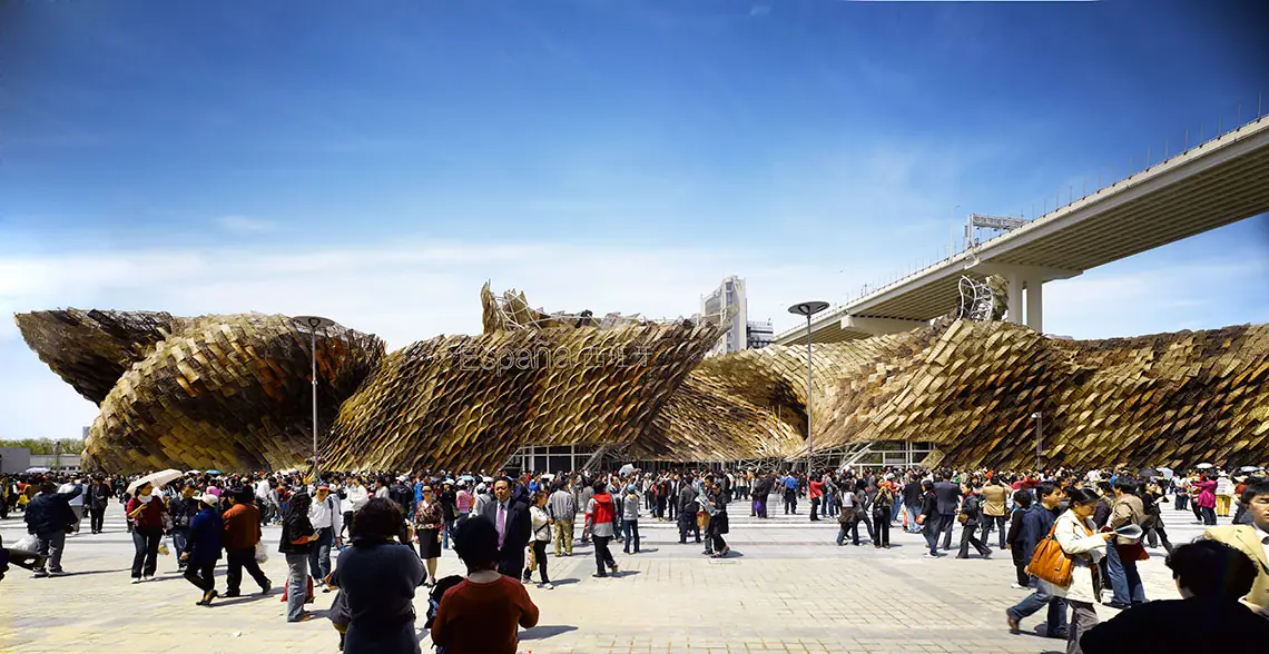Exterior del Pabellón de España en la Expo de Shanghái 2010, revestido de paneles de mimbre, con visitantes delante