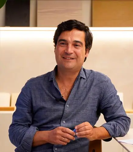 Retrato de Borja Peña durante la entrevista, sentado y con camisa azul, en la oficina del estudio