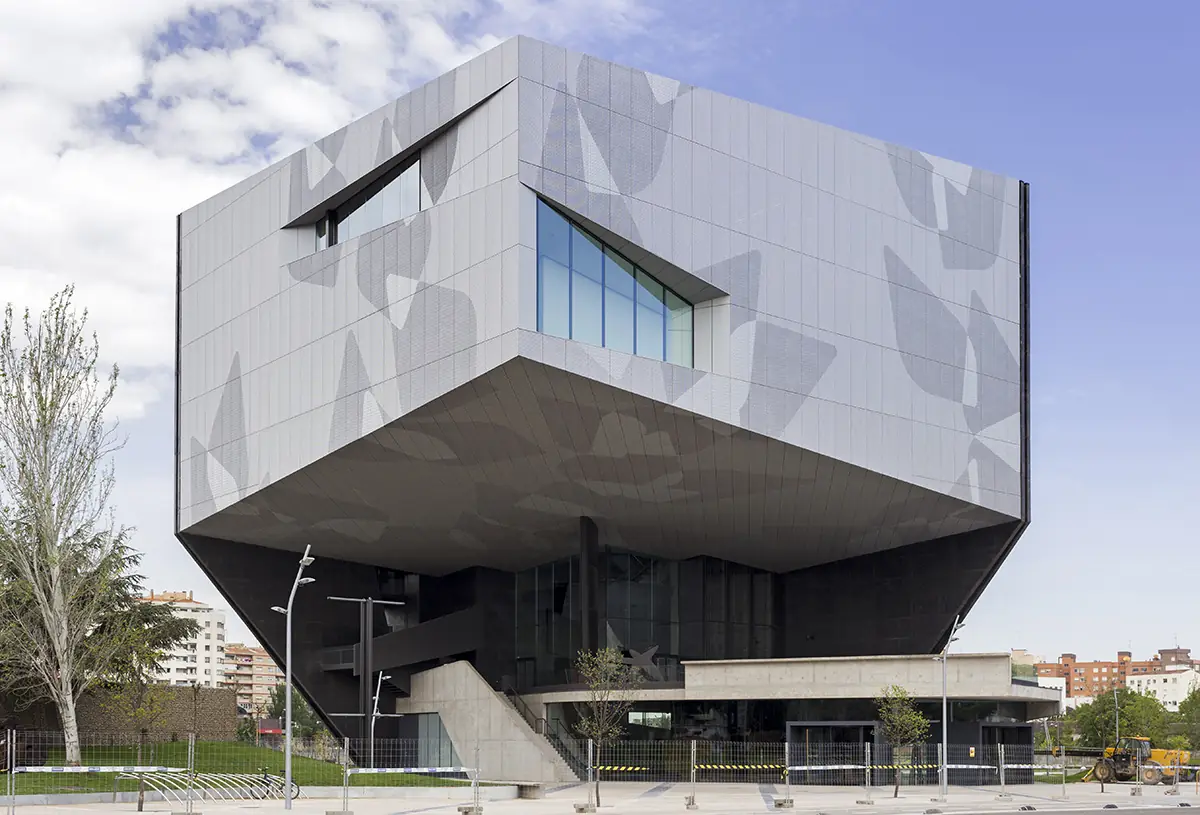 Volumen elevado del CaixaForum Zaragoza con fachada de paneles perforados