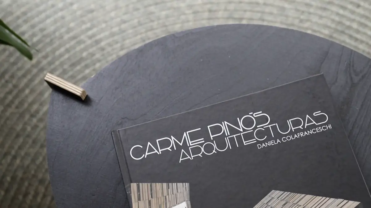 Monografía Carme Pinós. Arquitecturas sobre una mesa redonda del estudio