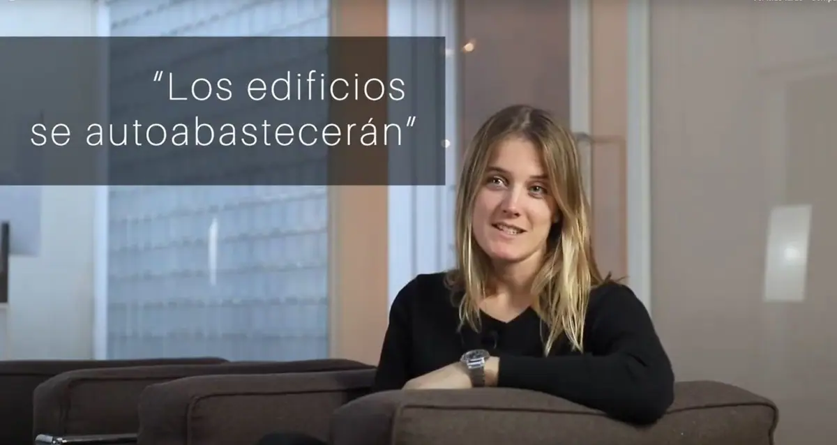 Arquitecta entrevistada sentada en un sofá junto al rótulo «Los edificios se autoabastecerán»