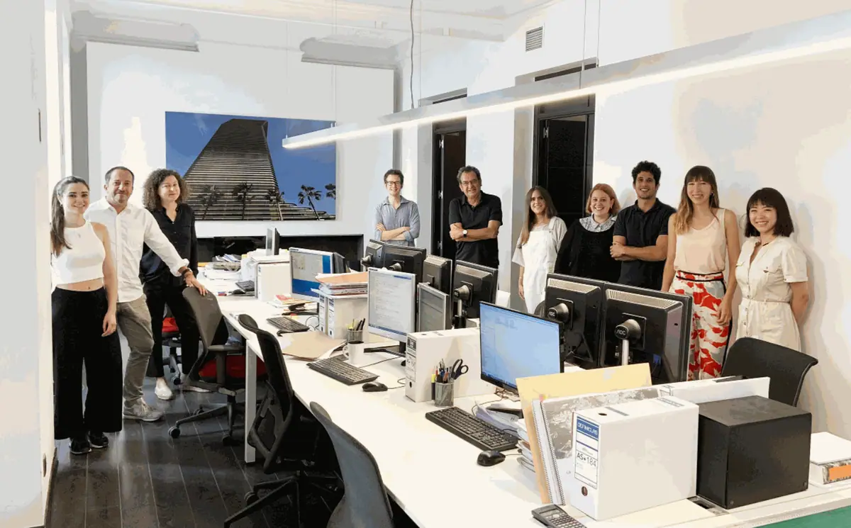 El equipo de Ábalos + Sentkiewicz posa de pie junto a las mesas de trabajo del estudio