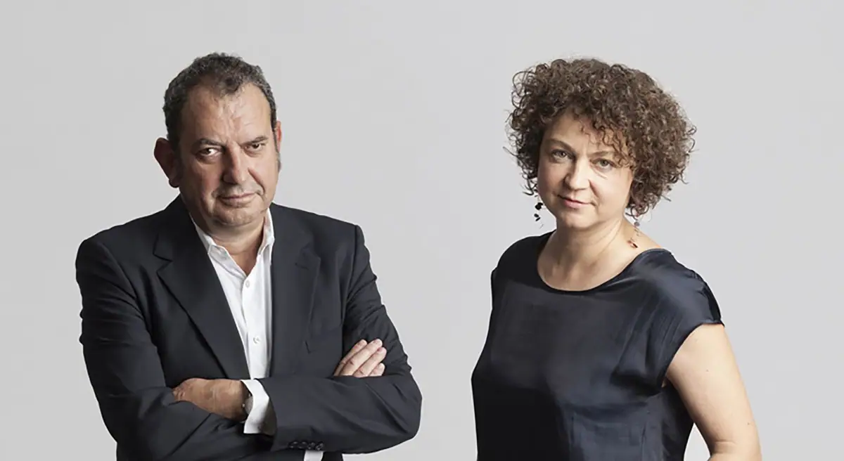 Retrato de Iñaki Ábalos, con los brazos cruzados, y Renata Sentkiewicz sobre fondo gris
