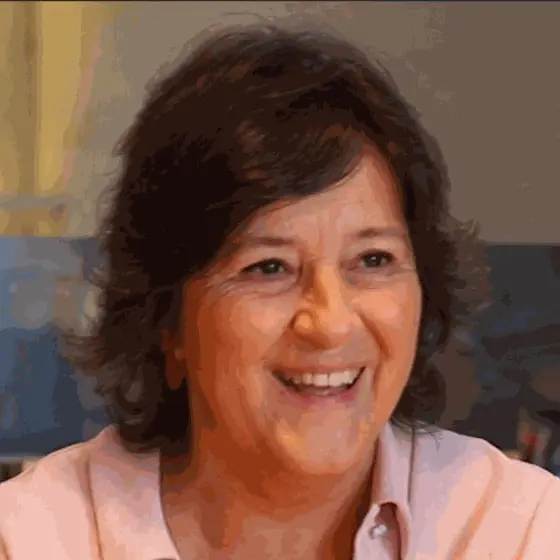 Retrato de Isabel López Vilalta sonriendo durante la entrevista en su estudio