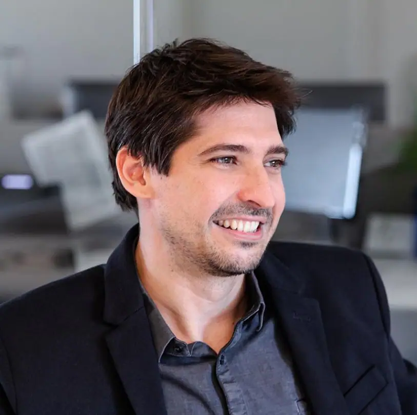 Retrato de Alex Ortiz, arquitecto de L35, sonriendo en el estudio