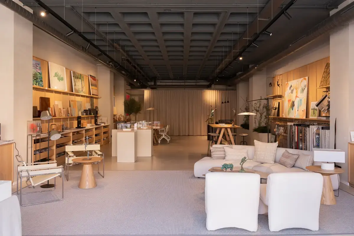Interior de la oficina de L35 en Sotogrande con estanterías de muestras, zona de estar y obra de arte